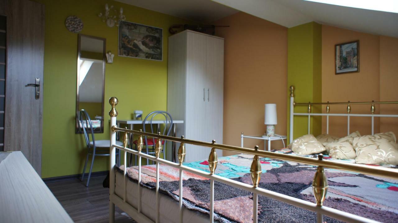 Hotel W Cieniu Sosen à Grebow Extérieur photo